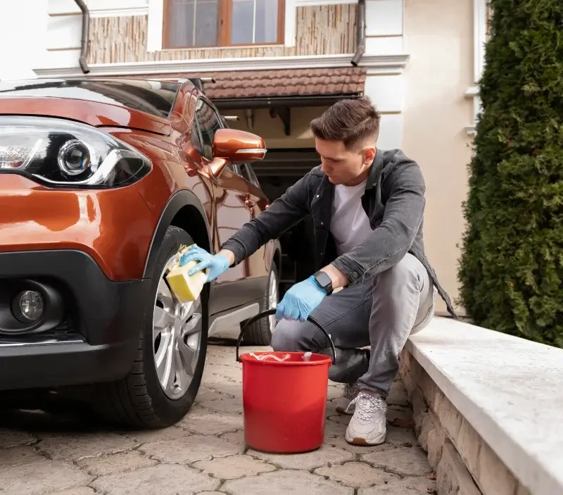 Lavage auto à domicile Marignier : professionnel intervenant sur un véhicule